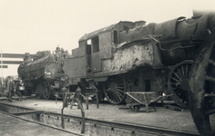 165294 Afbeelding van de stoomlocomotief nr. 6004 (serie 6000) van de N.S. met oorlogsschade te Zutphen. Links op de ...